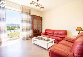 Attico Due Passi Dal Mare - Ardenza allows 18 year olds to book a room