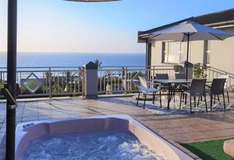 Tinley Manor Beach House has Balcony rooms