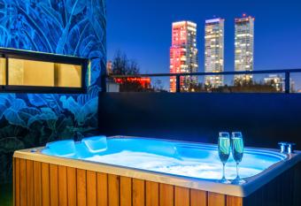 Deluxe Apartments in Palermo has rooms with a private hot tub