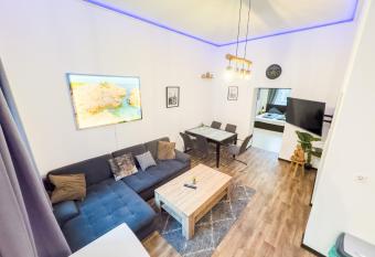 #221 Moderne City Wohnung im Herzen von Neuss allows 18 year olds to book a room