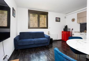 Charmant Studio    Neuilly-sur-Marne allows 18 year olds to book a room
