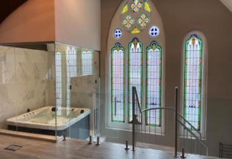 Central Luxurious Stylish Church Conversion has rooms with a private hot tub