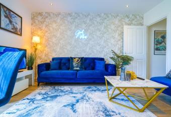 Spacious Luxury Apartment in Central Milton Keynes, Sleeps 4, with Free Underground Parking, and Free Wi-Fi has Balcony rooms