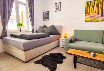 #222 Modernes City Apartment im Herzen von Neuss allows 18 year olds to book a room