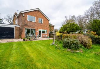 Jane & Julies place has Balcony rooms