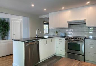 cocon pres de Montreal stationnement gratuit has Balcony rooms