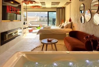 Love in L Isle/Sorgue L Aurore allows 18 year olds to book a room