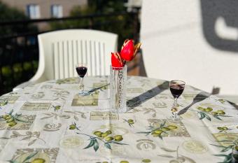 Sunny Retreat has Balcony rooms