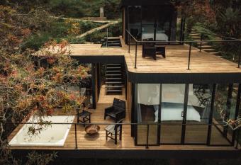 Porto Marina Hotel has rooms with a private hot tub