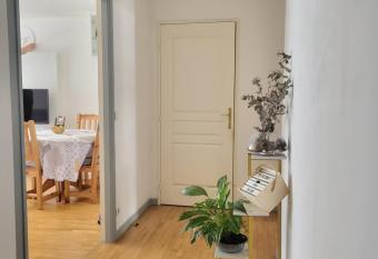 APPART 10min to EIFFEL TOWER ROLLAND GARROS PORTE VERSAILLES has Balcony rooms