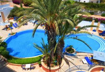 Golden Beach Appart hotel allows 18 year olds to book a room