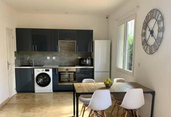 Appartement    200m des plages. allows 18 year olds to book a room