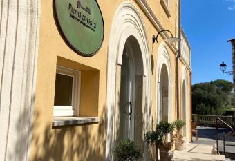 punti di vista has Smoking/Balcony rooms