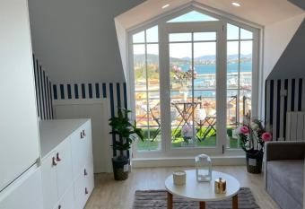 Estudio impresionantes vistas con terraza y piscina allows 18 year olds to book a room