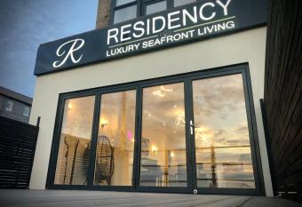 RESIDENCY LUXURY SEAFRONT HOTEL has rooms with a private hot tub