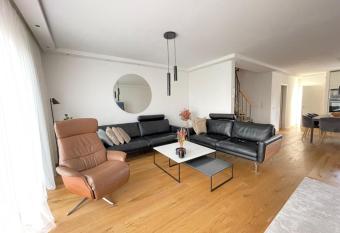 140qm house, 6 rooms, garden, WLAN, SmartTV, Parking has Balcony rooms