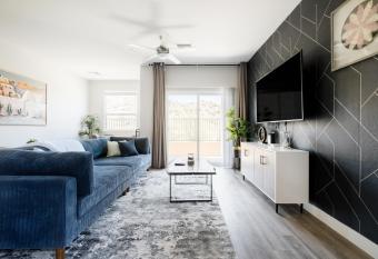 Mountain View King Bed Modern Apartment Garage Parking allows 18 year olds to book a room