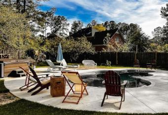 Charming 4 bedroom Home in Augusta GA-Pool Hot Tub and Fire pit- Near Masters has rooms with a private hot tub