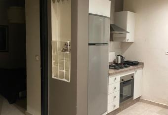 Appartement shiraz de luxe has rooms with a private hot tub