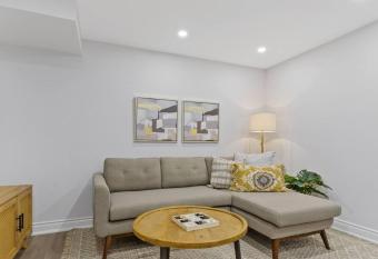 Family Friendly - Cozy - HOT TUB - Near UOIT has rooms with a private hot tub