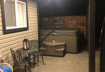 Hot Tub Hideaway has rooms with a private hot tub