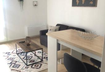 Studio lumineux Costi  res allows 18 year olds to book a room