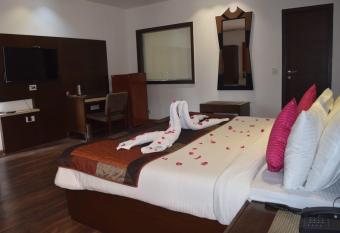 Villa Paradise star allows 18 year olds to book a room