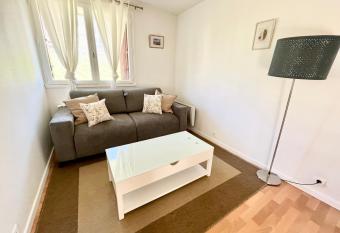 Studio les pieds dans l eau allows 18 year olds to book a room