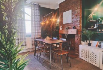 Cosy Home in Historical Beverley Town with Parking has Balcony rooms