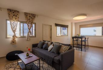 Daniel Hot Tub By Nimizz has rooms with a private hot tub