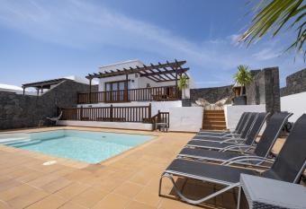 Villa Bethany has Balcony rooms