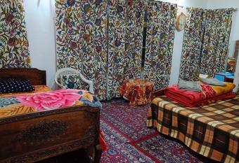 SHAHEEN LUXURIES allows 18 year olds to book a room