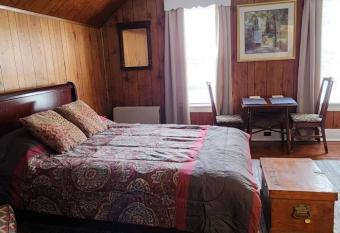 Super Spacious 1 bedroom w/n walking dist' to town allows 18 year olds to book a room