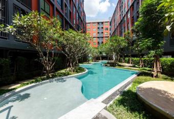 Monte Rama 9 near JodFair Market allows 18 year olds to book a room