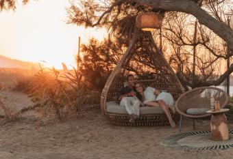 Cicada Suites, Pool, Gym, BBQ, access to Luxury Hotels, by ThinkVilla has rooms with a private hot tub