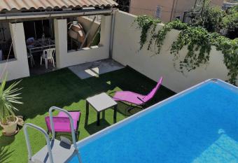 Chambre d h  te    10 minutes    pied de la gare allows 18 year olds to book a room