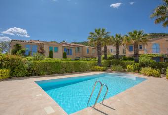 Le Mazet des Olivades has Balcony rooms