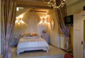 Villa Rosa has Balcony rooms