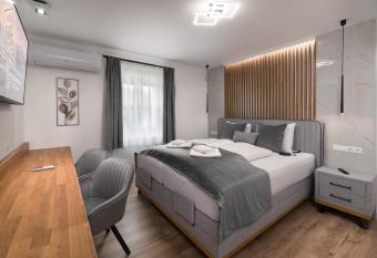 Szikla apartmanok Visegr  d allows 18 year olds to book a room