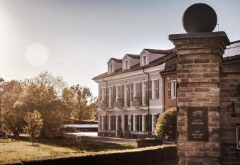 Villa Adelaide Relais & Wine allows 18 year olds to book a room