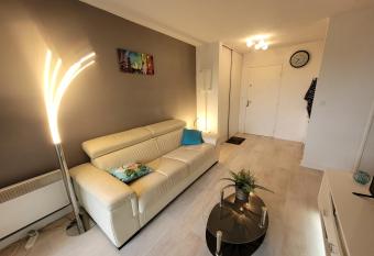 Le Bleu Azur - Piscine - Lagon Bleu allows 18 year olds to book a room