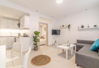 Stylish & relax flat for friends & couples allows 18 year olds to book a room