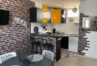 Appartement 100 m de la plage allows 18 year olds to book a room