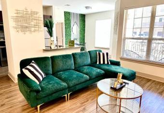 Emerald City Luxury Suite ~Fully Gated Community allows 18 year olds to book a room