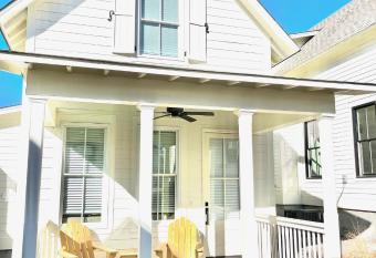 Lucious Lane Cottage has Balcony rooms
