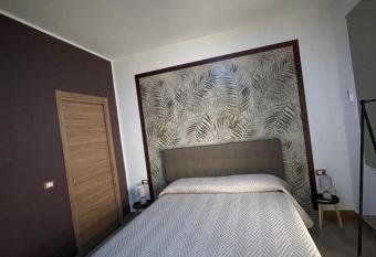 RESIDENCE GORDON has rooms with a private hot tub