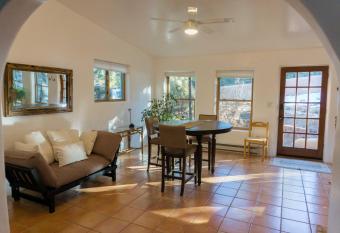 Peaceful Forest Home, Comfy and Well-equipped has Balcony rooms