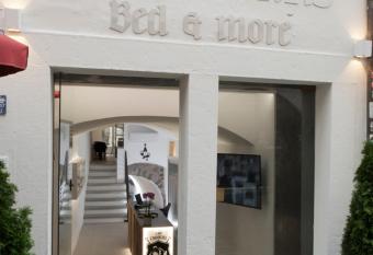 Sir Thomas Bed and More has Balcony rooms