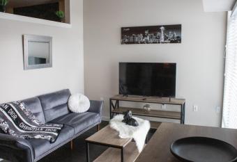 Chic Queen Anne Retreat allows 18 year olds to book a room