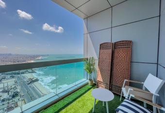45 Floor Beachfront Apartment Incredible Sea views has Balcony rooms